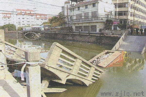 车辆超载引起无锡市复新桥跨塌