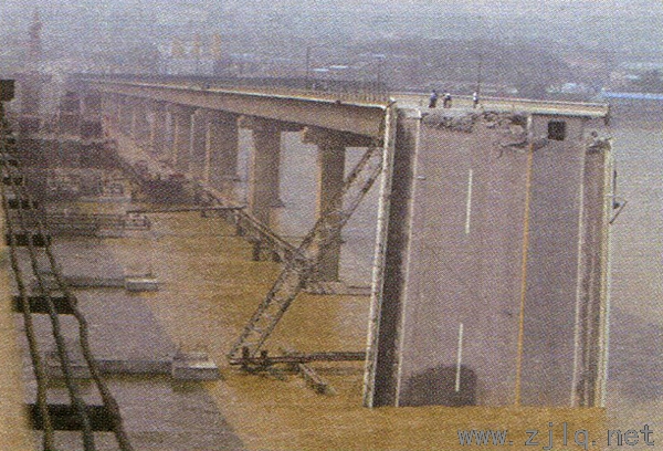 船撞引起九江大桥桥面坍塌