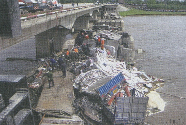 黑龙江铁力市西大桥发生压塌