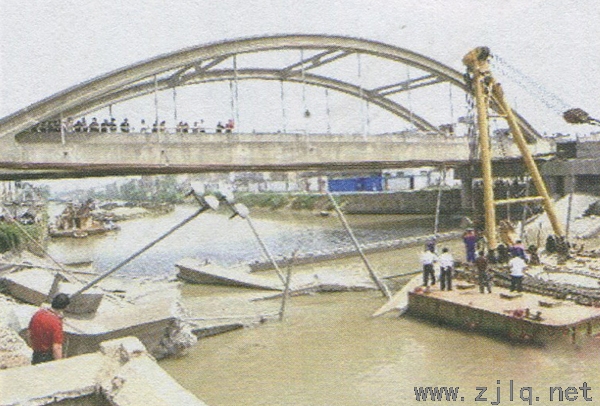 江苏常州运河桥被超载快速车辆压跨