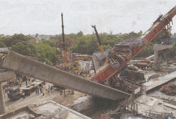印度在建地铁高架桥坍塌