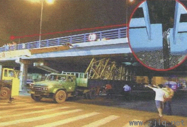 吴凇大桥被超高卡车撞开裂缝