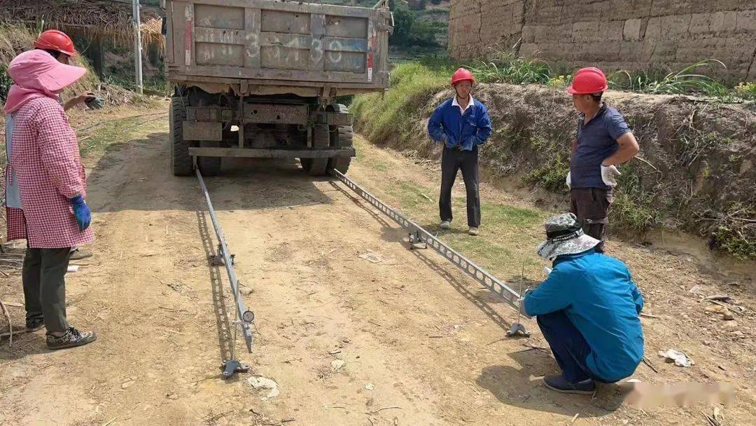 四川会理县邀请三方检测公司对云田村生产道路硬化项目的路基工程进行弯沉及压实度检测