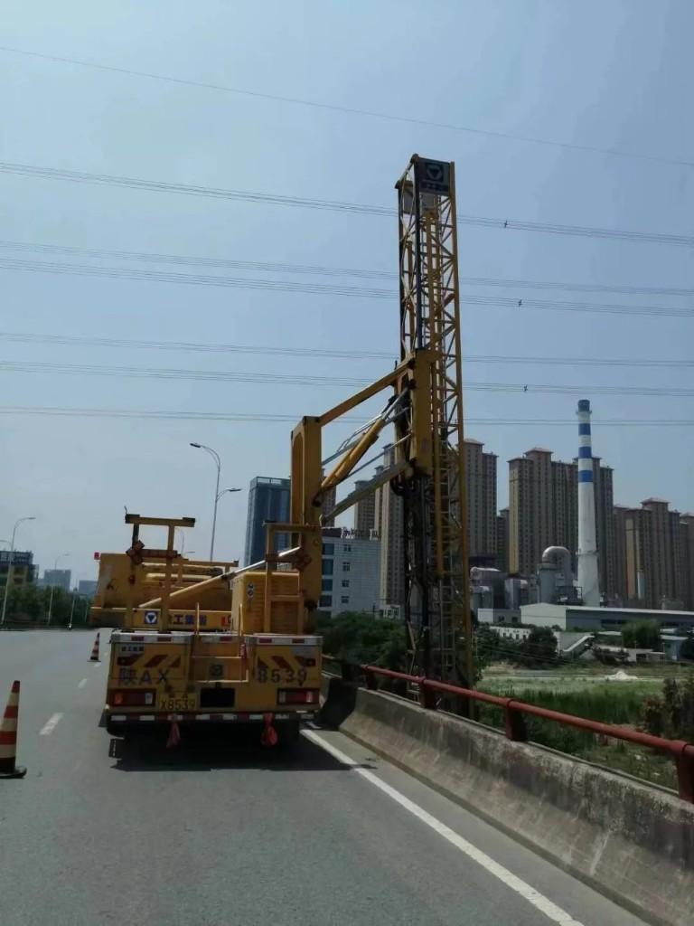 陕西咸阳市政处定期检测立交桥桥梁安全情况