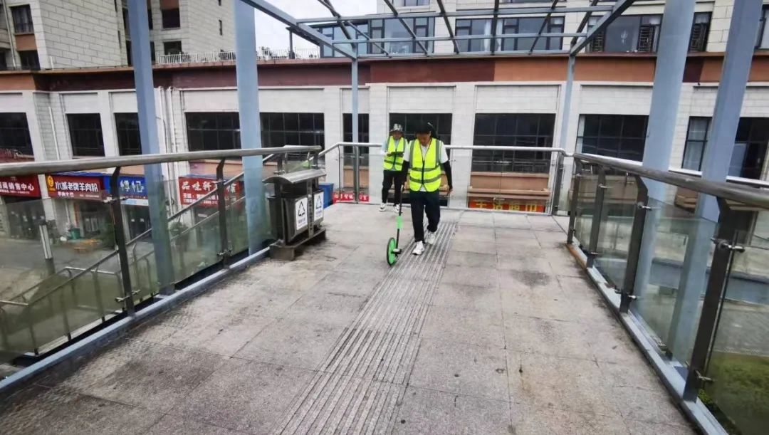 贵州安顺西秀区对中华东路实验学校天桥、中华东路建设路口天桥、中华南路图书路口天桥等12座桥梁进行安全检测
