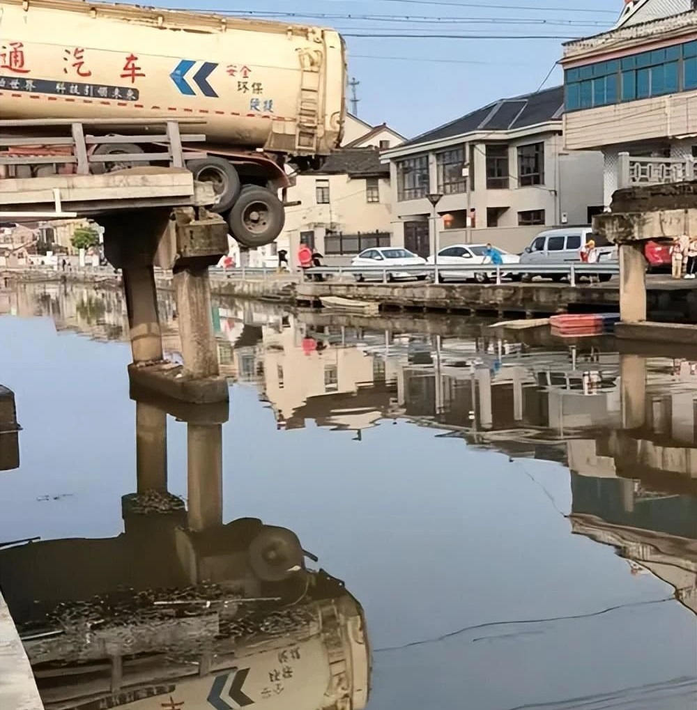 突发！浙江一限重桥梁发生坍塌，货车险坠江，官方紧急回应